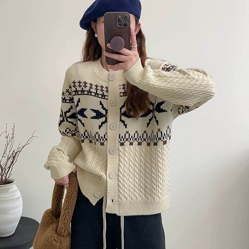 Women's Chunky Knit Cardigan with Cable Pattern and Buttons
