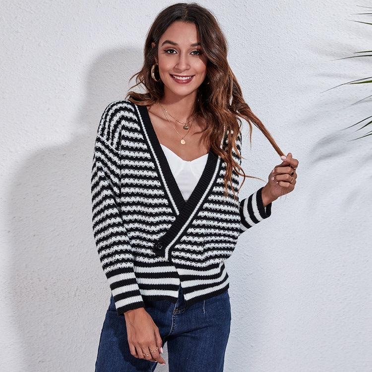 Women's Chunky Knit Sweater with Wave Pattern and Wide Cut