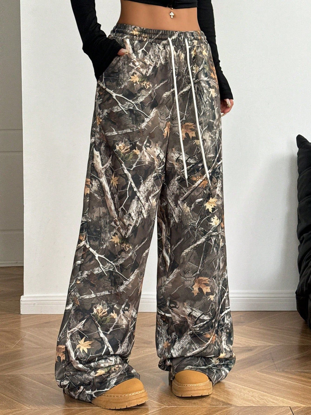 Women's High-Waisted Cargo Pants with All-Over Pattern