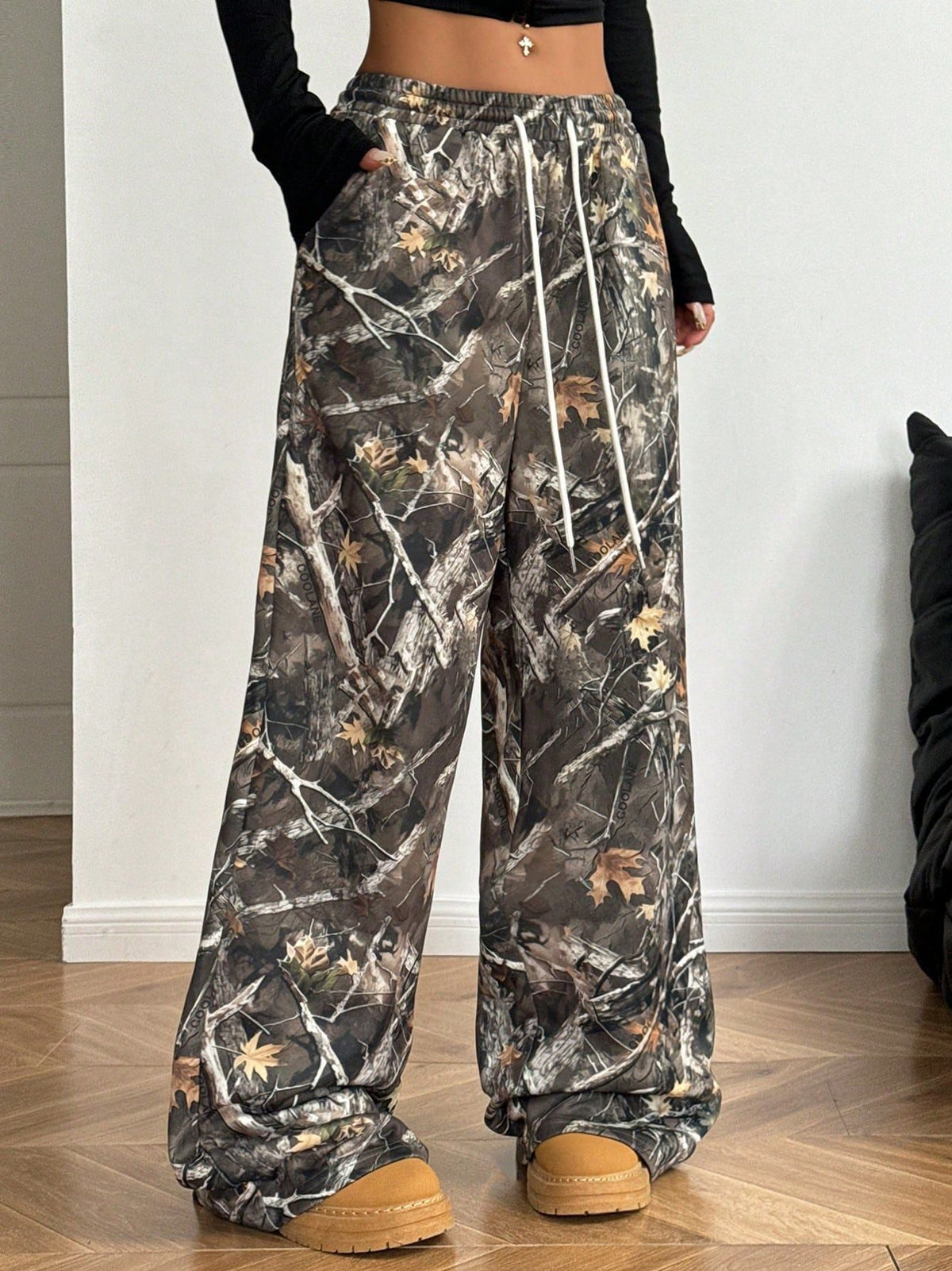 Women's High-Waisted Cargo Pants with All-Over Pattern