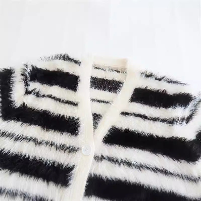 Cozy Women's Knit Cardigan with Modern Striped Pattern