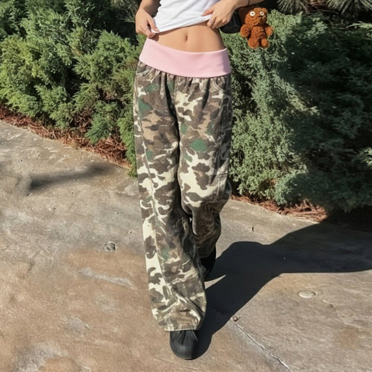 Women's Comfortable Cargo Pants with Elastic Waistband and Camouflage Pattern