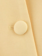 Women's Elegant Short Blazer with Tailored Fit and Button Details