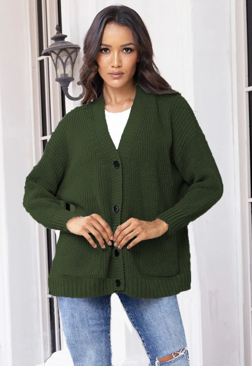 Women's Chunky Knit Cardigan with Practical Pockets and Elegant Button Details