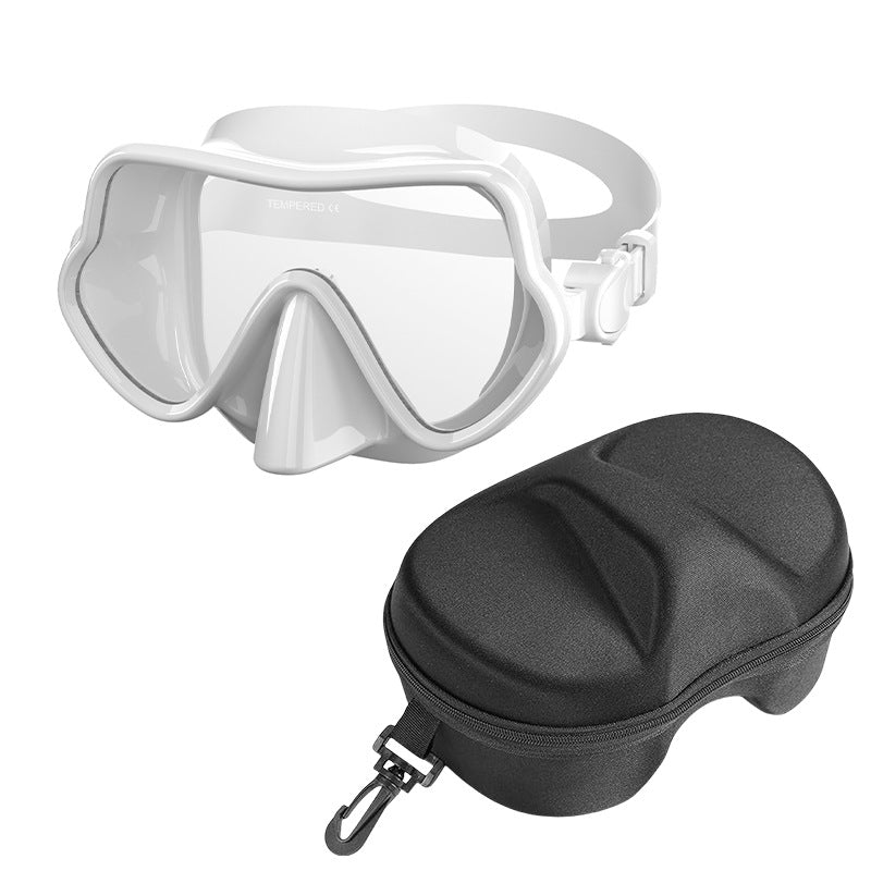 Diving mask with wide field of vision