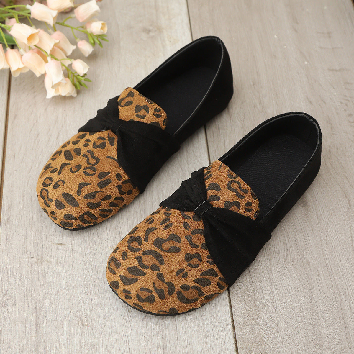 Women's Ballet Flats with Elegant Strap and Shimmering Detail