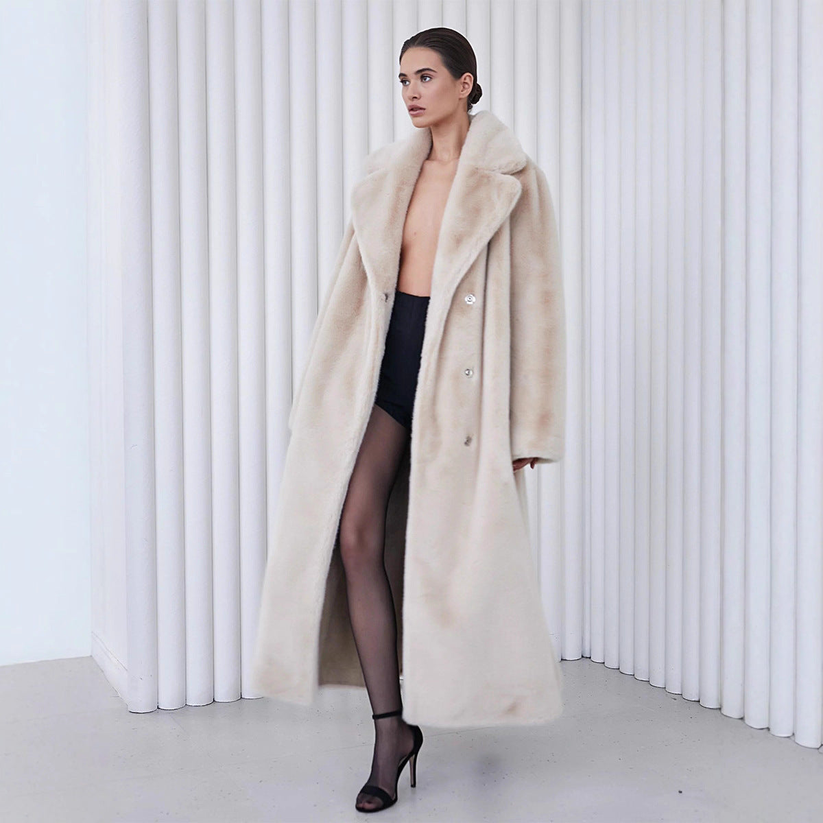 Elegant Lined Winter Coat with Wide Lapels
