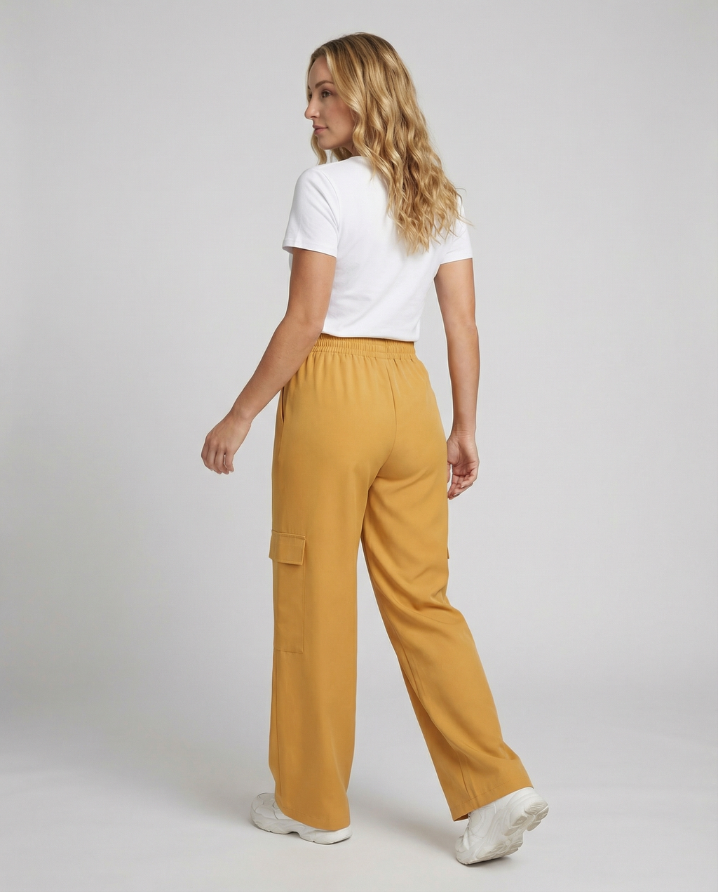 Women's Wide-Cut Cargo Pants with Practical Pockets
