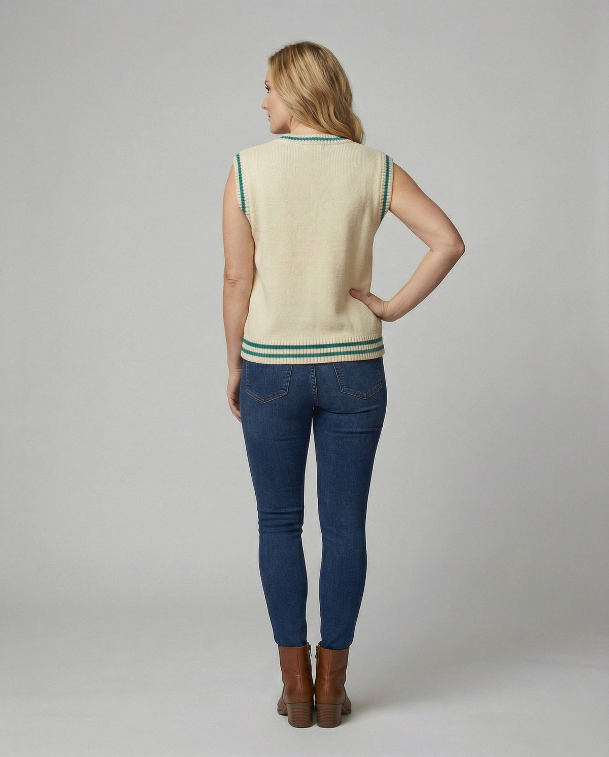 Women's Sleeveless V-Neck Knit Sweater with Cable Knit Pattern