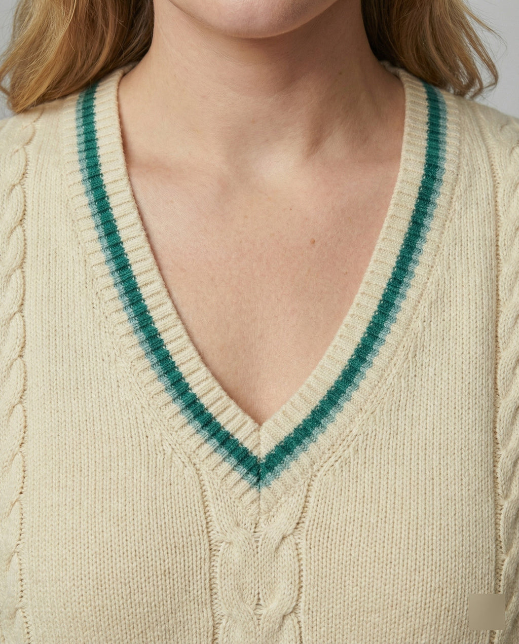 Women's Sleeveless V-Neck Knit Sweater with Cable Knit Pattern