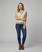Women's Sleeveless V-Neck Knit Sweater with Cable Knit Pattern
